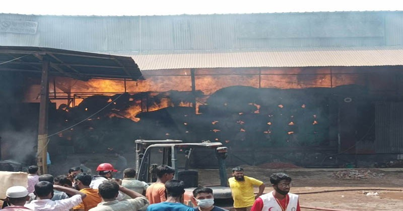 সীতাকুণ্ডে তুলার গোডাউনে ভয়াবহ আগুন, পানি সংকটে ৮ ঘন্টায়ও আগুন নিয়ন্ত্রণে আসেনি