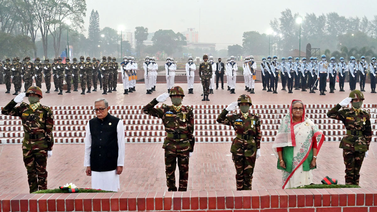 মহান স্বাধীনতার দিবসে স্মৃতিসৌধে রাষ্ট্রপতি-প্রধানমন্ত্রীর শ্রদ্ধা