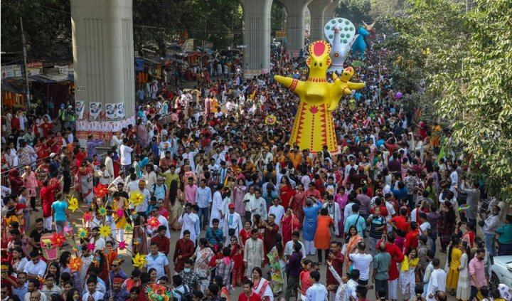 বর্ণিল আয়োজনে অনুষ্ঠিত হলো মঙ্গল শোভাযাত্রা