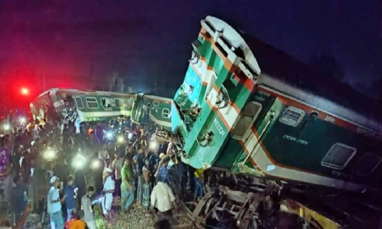 সোনার বাংলা এক্সপ্রেস লাইনচ্যুত, বহু হতাহতের শঙ্কা