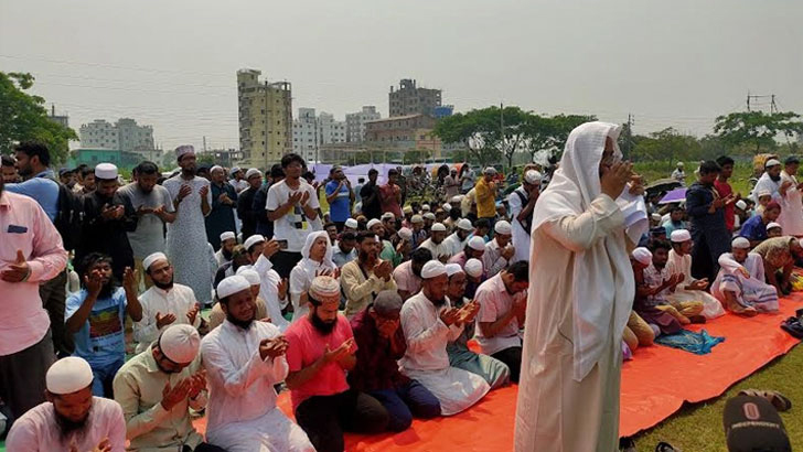 বৃষ্টির জন্য ইসতিসকার নামাজ পড়ালেন শায়খ আহমাদুল্লাহ