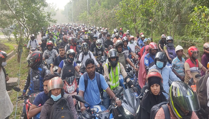 বঙ্গবন্ধু সেতু পারাপারে মোটরসাইকেলের দীর্ঘ লাইন