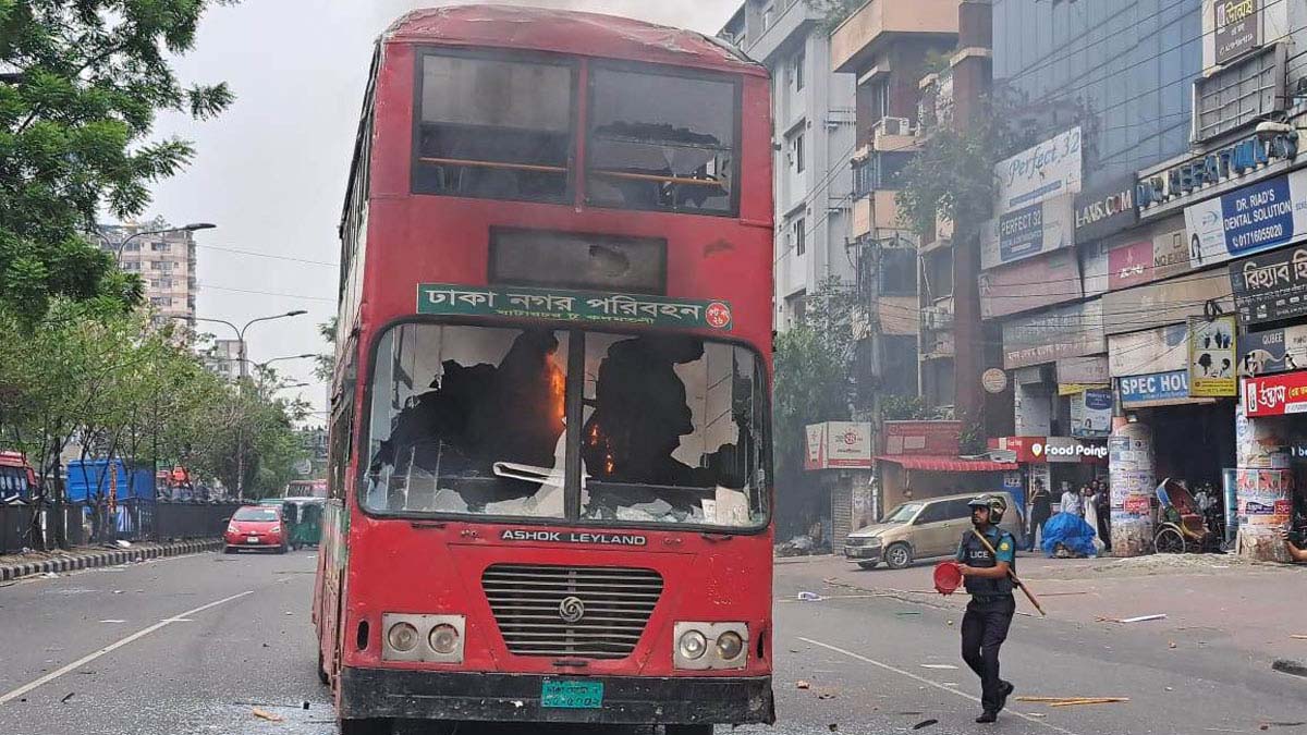 সায়েন্সল্যাবে বাসে আগুন, আইনগত ব্যবস্থা নিচ্ছে বিআরটিসি