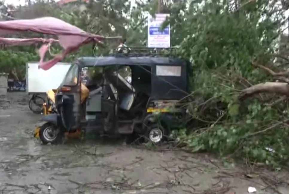 ঘূর্ণিঝড় বিপর্যয়ের আঘাতে লণ্ডভণ্ড গুজরাট