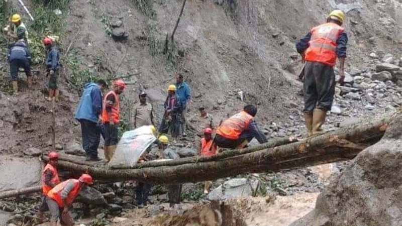 সিকিমে ভারী বর্ষণে রাস্তায় ধস, আটকা পড়েছে দুই হাজার পর্যটক