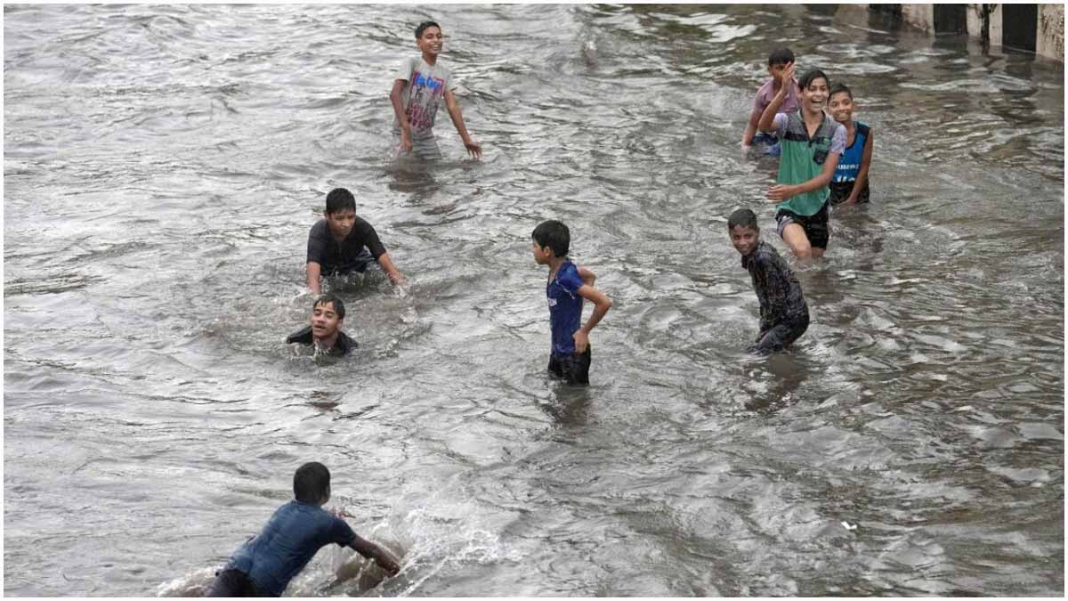 টানা বৃষ্টিপাতে ডুবছে দিল্লি, স্কুল বন্ধ ঘোষণা