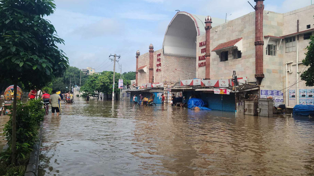 নিউমার্কেটে দোকানে পানি ঢুকে প্রায় ১০ কোটি টাকার ক্ষয়ক্ষতি