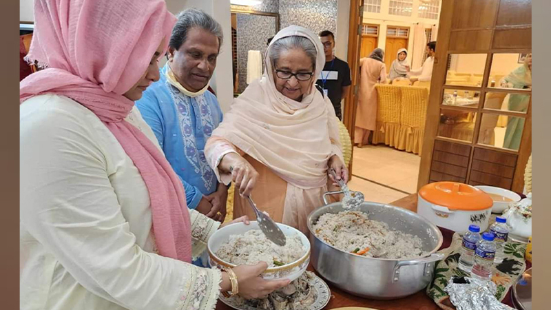 টুঙ্গিপাড়ায় নিজ হাতে ইলিশ-পোলাও রান্না করে স্বজনদের খাওয়ালেন প্রধানমন্ত্রী