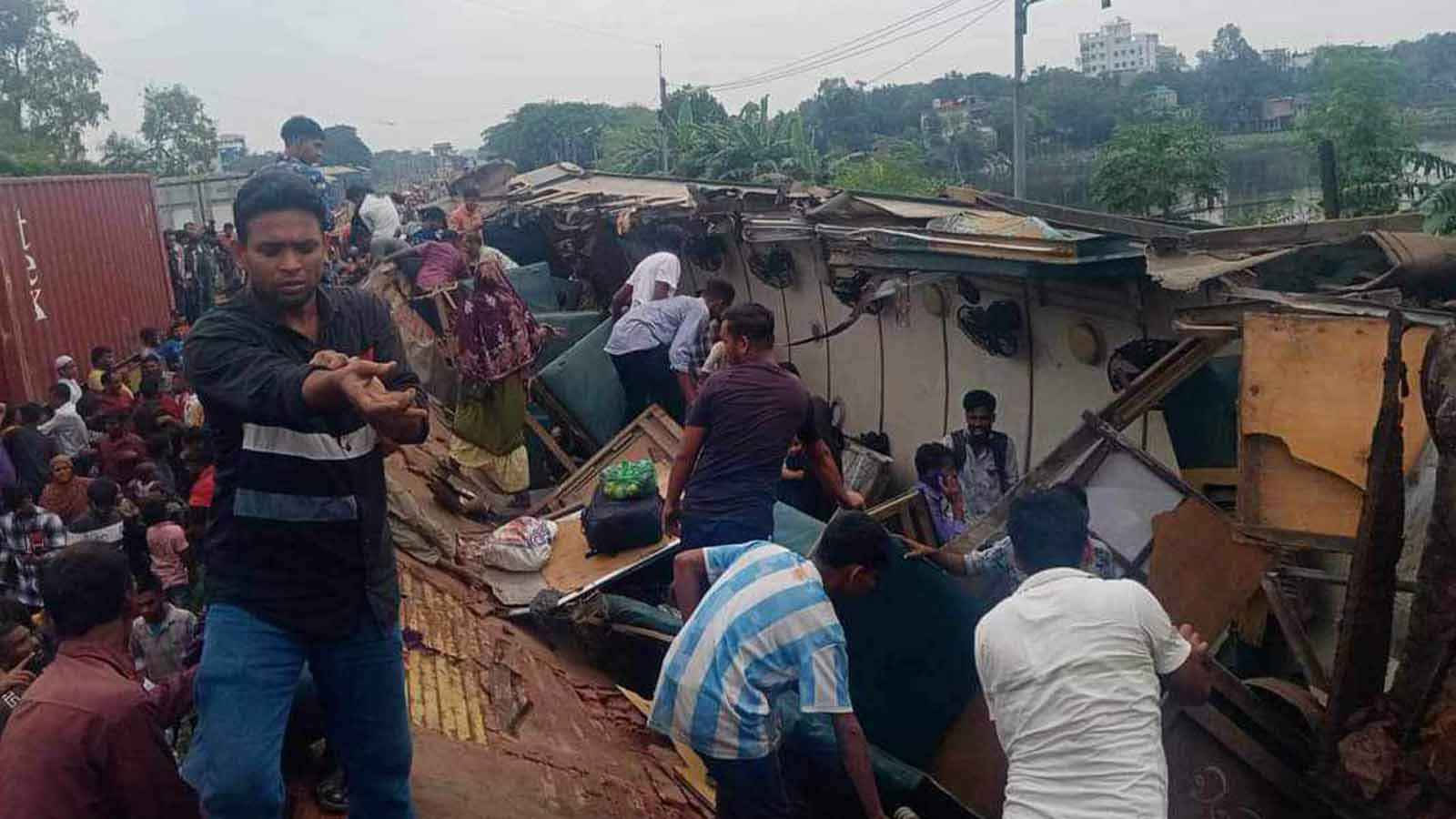 ভৈরবে দুই ট্রেনের মুখোমুখি সংঘর্ষে ২০ জনের মৃত্যু