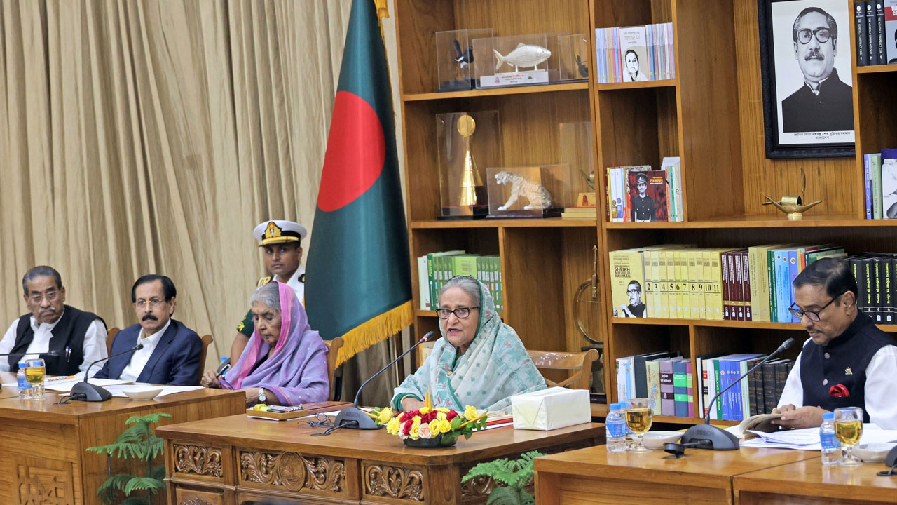 অতি বাম আর অতি ডান মিলে সরকার উৎখাতে কাজ করছে : শেখ হাসিনা