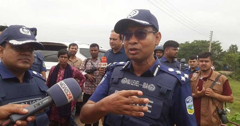 নেত্রকোণায় ঘিরে রাখা বাড়িতে প্রচুর বিস্ফোরক রয়েছে : ডিআইজি আবিদ