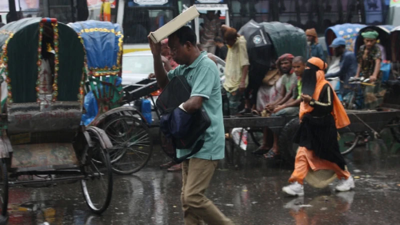 সকাল সকাল রাজধানীতে বৃষ্টি