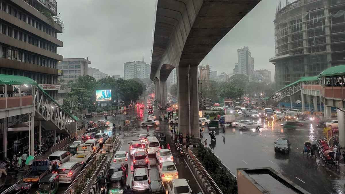 আনন্দের ঈদযাত্রায় বৃষ্টি বিড়ম্বনা