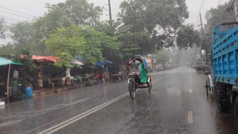 ঝুম বৃষ্টিতে ভিজল ধুলাবালির শহর ঢাকা