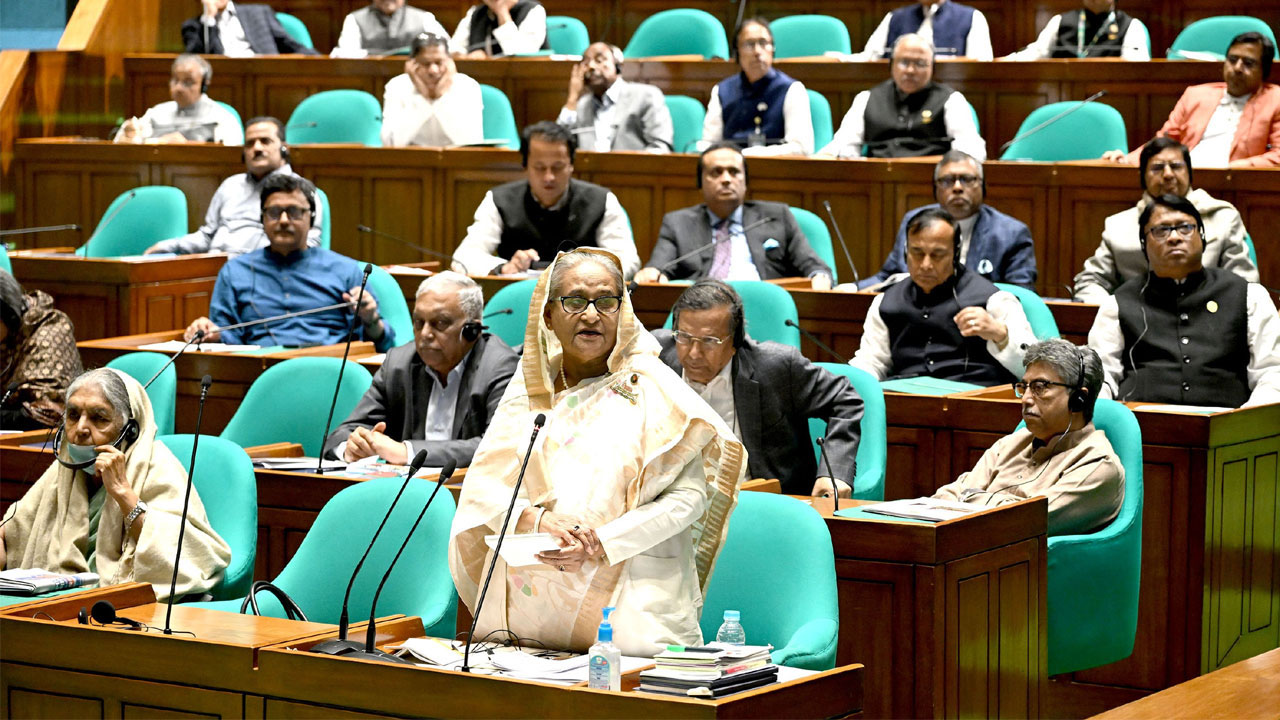 ‘জিয়া রক্তাক্ত হাতে খাবার খেতে খেতে ফাঁসির আদেশে স্বাক্ষর করতেন’