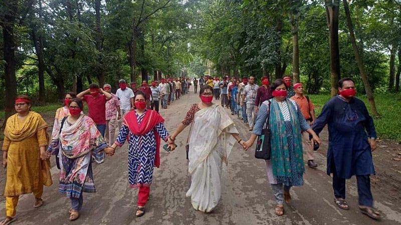 মুখে লাল কাপড় বেঁধে জাহাঙ্গীরনগরে শিক্ষক-শিক্ষার্থীদের মৌন মিছিল