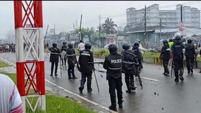 রণক্ষেত্র খুলনা বিশ্ববিদ্যালয়, পুলিশের টিয়ার শেল-রাবার বুলেট নিক্ষেপ