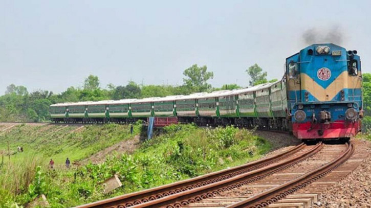 ২৭ দিন পর সারাদেশে আন্তঃনগর ট্রেন চলাচল শুরু, বিপুল আর্থিক ক্ষতি