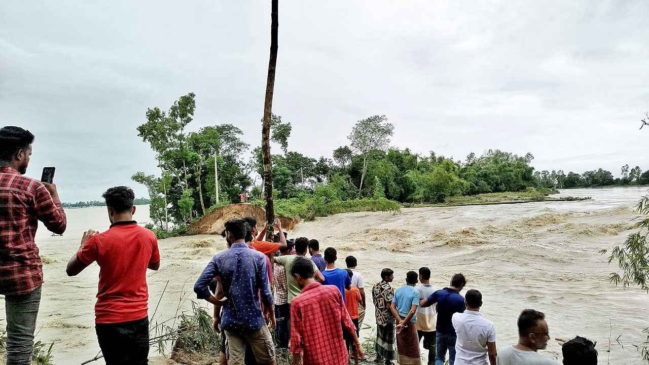 ভয়াবহ বন্যায় প্লাবিত ১২ জেলা : ৮ জনের মৃত্যু