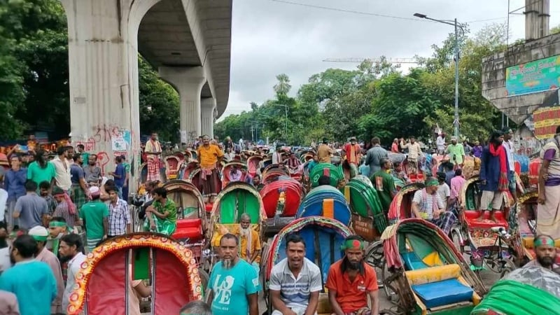 অটোরিকশা বন্ধের দাবিতে শাহবাগ মোড় অবরোধ, বিক্ষোভ