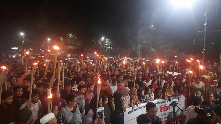 রাষ্ট্রপতির পদত্যাগ ও ছাত্রলীগ নিষিদ্ধের দাবিতে ঢাবিতে মশাল মিছিল