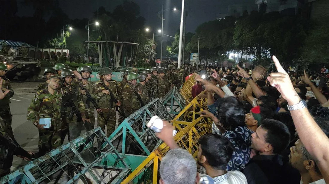 ব্যারিকেড ভেঙে বঙ্গভবনে ঢোকার চেষ্টা বিক্ষুব্ধদের