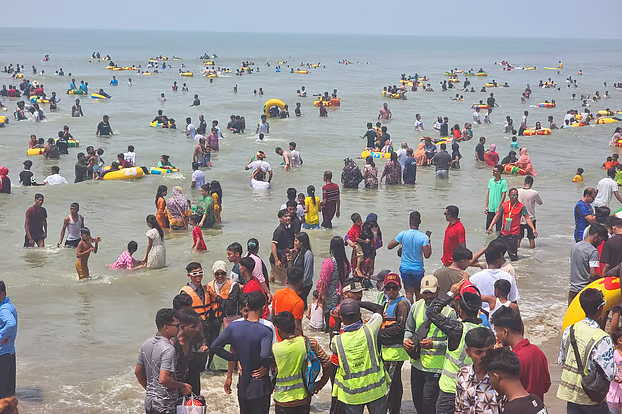 কক্সবাজার সৈকতে পর্যটকের ঢল
