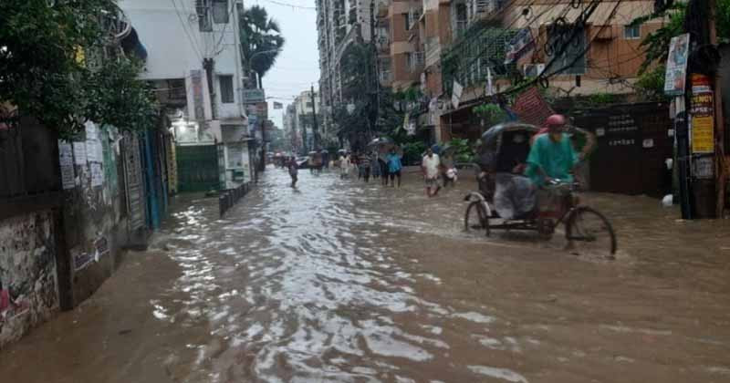 টানা বৃষ্টিতে রাজধানীর বিভিন্ন সড়কে হাঁটুপানি, তীব্র ভোগান্তি