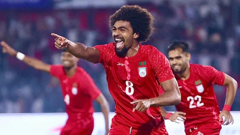 হামজার দুর্দান্ত গোলের পর প্রথমার্ধের শেষ মুহূর্তে হতাশা
