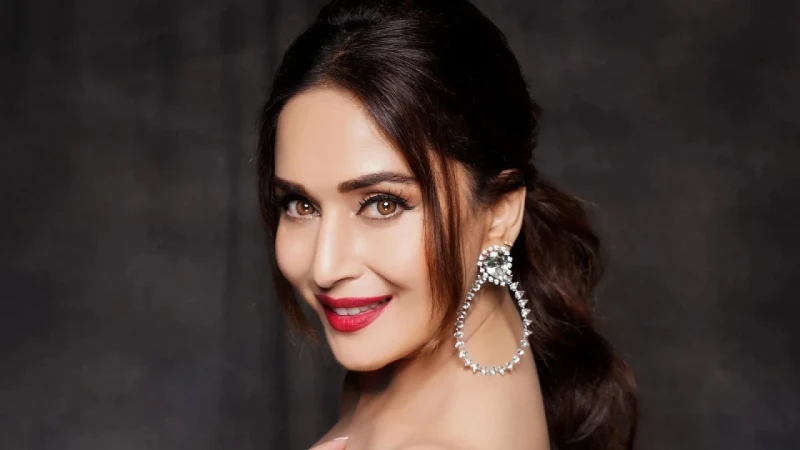 কানাডায় গিয়ে বিতর্কে মাধুরী