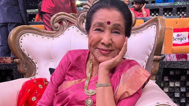রাষ্ট্রীয় মর্যাদায় আশা ভোঁসলের বিদায়