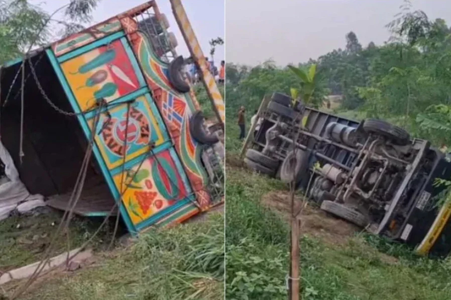 ঢাকা-টাঙ্গাইল মহাসড়কে রডবোঝাই ট্রাক উল্টে নিহত ১৫