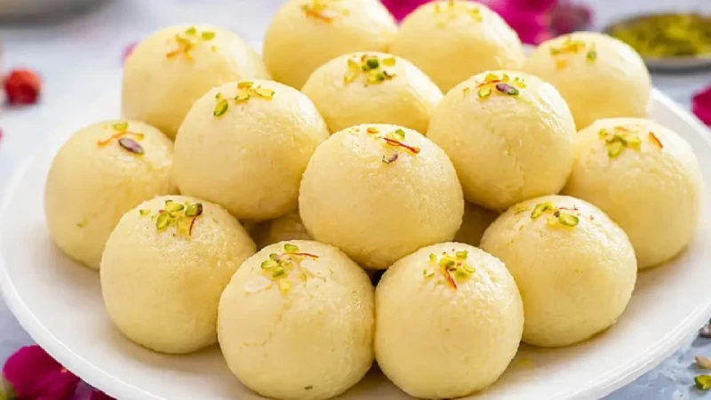 ঘরেই বানিয়ে নিন নরম-সুস্বাদু মালাই লাড্ডু
